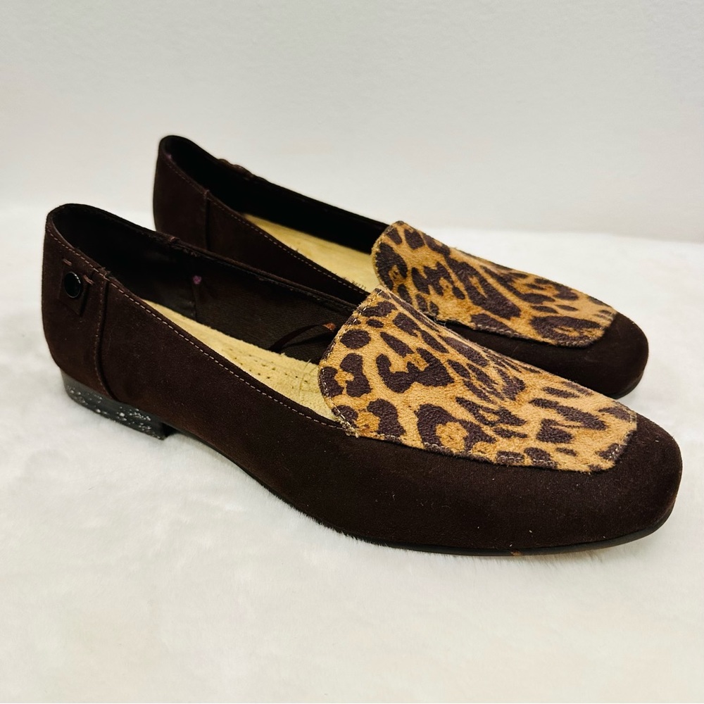 Cheetah print slip on loafers! Classic casual shoe in women’s size 6.5